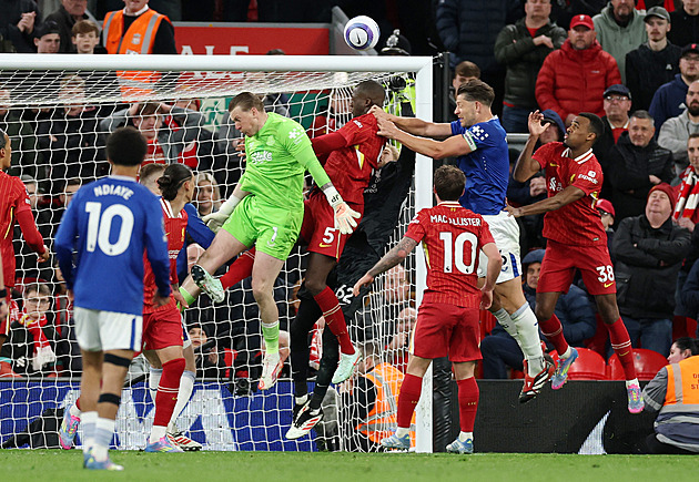 ONLINE: Liverpool hraje s Evertonem, pak jdou do akce West Ham i Wolverhampton