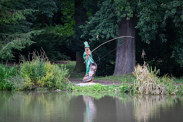 Uničovský rybník hlídá dřevěný vodník, autor pro město vytvoří i další sochy
