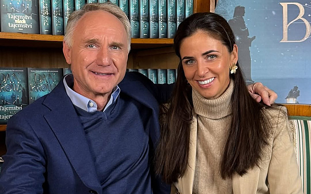 Dan Brown si vezme o 27 let mladší ženu, podle exmanželky byla jeho milenkou