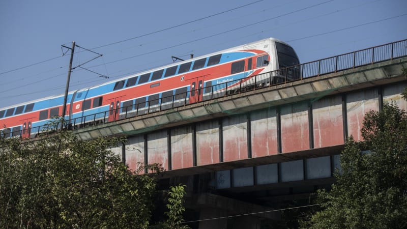 Černá neděle na českých železnicích: Tři lidé zemřeli po srážce s vlakem