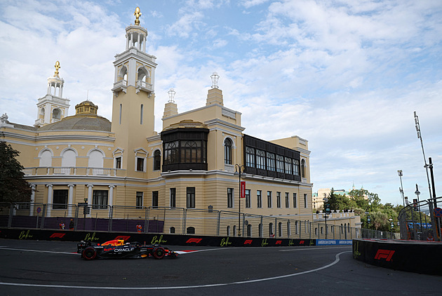 Velké ceně Ázerbájdžánu F1 suverénně vládl Verstappen, lídr Piastri havaroval