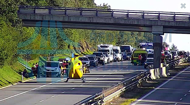 Na D1 ve směru na Prahu bourala čtyři auta, pro zraněného přiletěl vrtulník