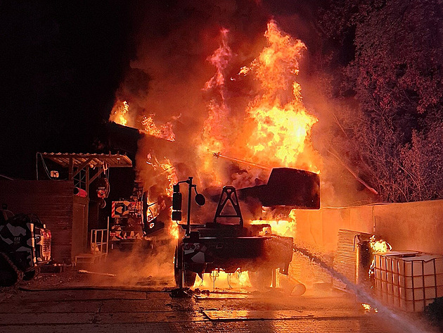 Na Olomoucku shořel autojeřáb. Požár způsobil škodu za 15 milionů