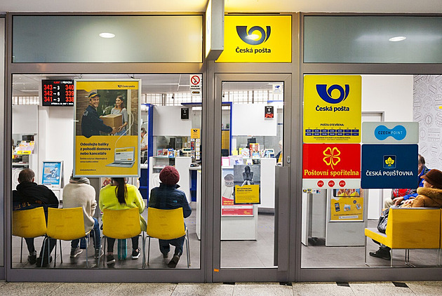 K poštovní přepážce místo k bankomatu. I výběr stovky ale bude stát 70 korun