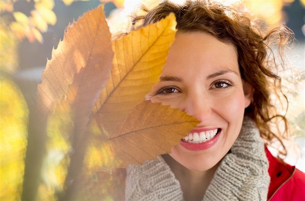 Top podzimní líčení. Očím sluší fialová, rtům švestka či třešeň