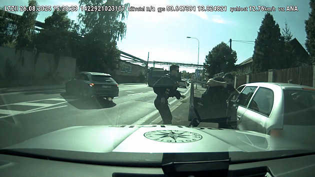 Zataraste silnici, vyzvali policisté kamioňáka. Díky němu chytili prchajícího zloděje