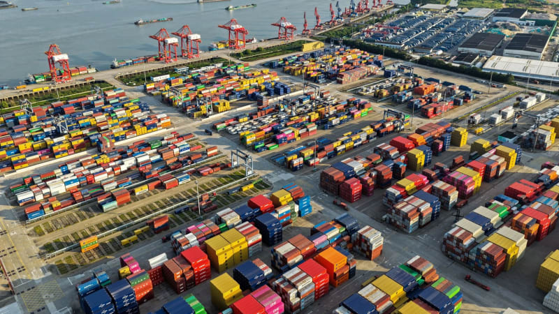 Válka o levné balíčky: Trump „uzavřel“ Číně cestu, Temu či Shein cílí na Evropu, včetně Česka