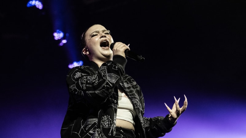 Slavná zpěvačka zkolabovala před zraky fanoušků. Předtím se jim svěřila s náročným obdobím