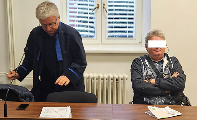 Oloupené a zbité krupiérky se bály o život. Začaly si, tvrdí obžalovaný