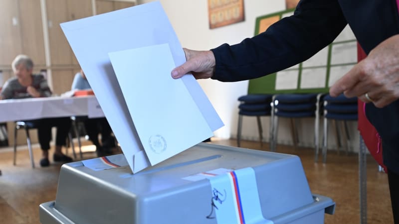 ON-LINE: Systém eDokladů stále kolabuje. U volební místnosti na jihu Čech muži selhalo srdce