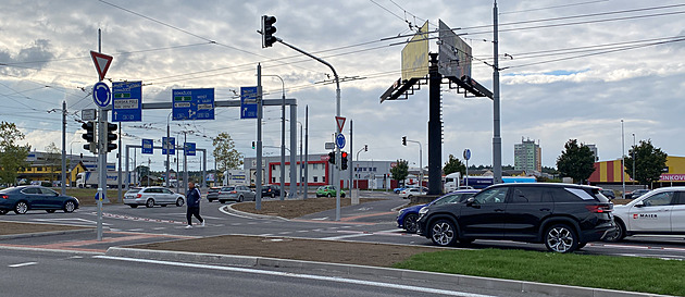 Kolony a dlouhé čekání na zelenou. Semafory na turbokřižovatce stále upravují