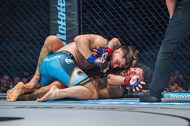 Au! „Pirát“ si v Bratislavě škaredě zlomil ruku. Humburger padl s šampionem