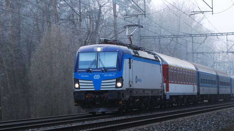 Smrt na kolejích u Horních Počernic. Vlak srazil člověka, rychlíky jezdí odklonem