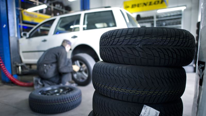 PŘEHLEDNĚ: Povinné přezutí pneumatik se blíží, termíny se plní. Kolik letos zaplatíme?