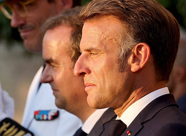 I „salátová“ premiérka vydržela déle. Ve Francii už jde o přežití páté republiky