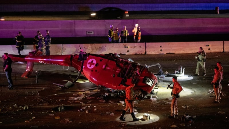 Neštěstí v Kalifornii: Záchranářský vrtulník se zřítil na dálnici. Tři lidé bojují o život