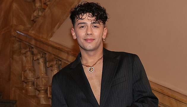 Janu Bendigovi posílají ženy svoje oblečení. Točí v něm seriál