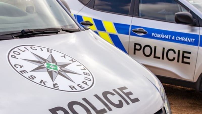 Zdrogovaný řidič na Sokolovsku srazil chodkyni. Záchranáři jí už nedokázali pomoci 