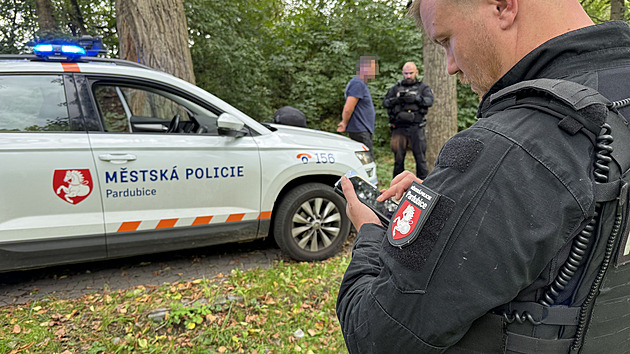 Černý pasažér napadl revizorku. Když si chtěla zavolat pomoc, zničil jí telefon