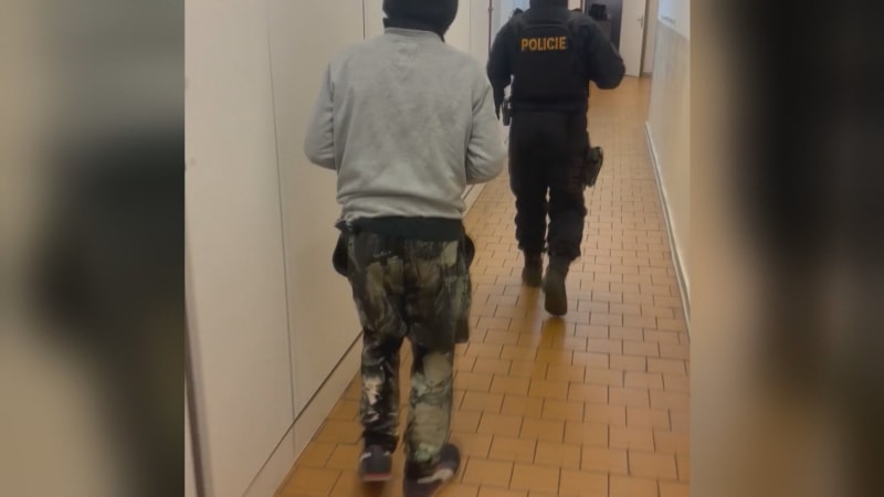 Ženě dal v metru pěstí, vybral si ji náhodou. Nepochopitelný útok v Praze zachytily kamery