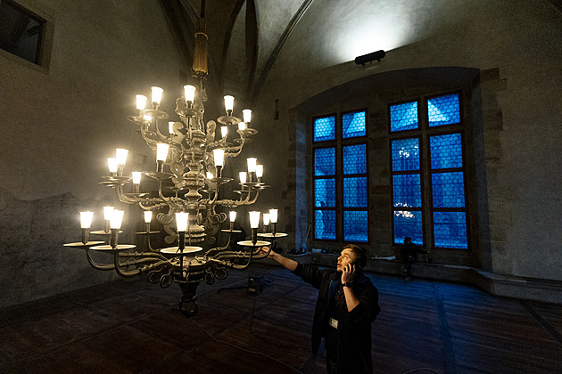 Úžasná hra světel ve Vladislavském sále. S přípravami na 28. říjen pomáhá i pštrosí ohon