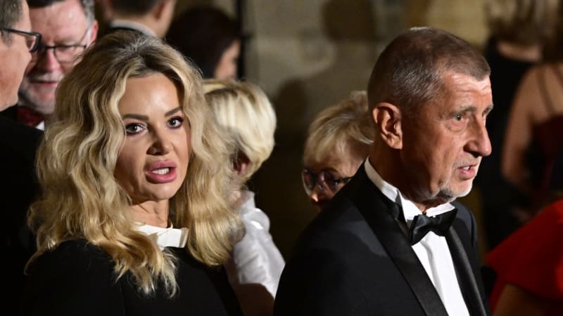Netleskající Babiš i partnerka Drábové. Podívejte se na překvapivé momenty z vyznamenání