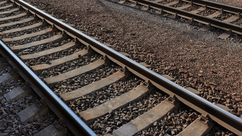 Zásah policistů a hasičů v Hradci Králové: Z vlaku evakuovali 125 lidí, provoz na trati stojí