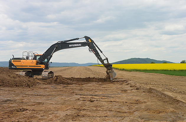 Parkoviště pro 350 aut, ale bez restaurace. Vodovod dálniční odpočívku odblokoval