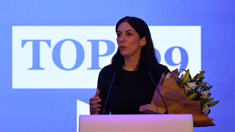 Pekarová se slzami v očích děkovala na sjezdu strany. Při projevu se opřela i do Babiše