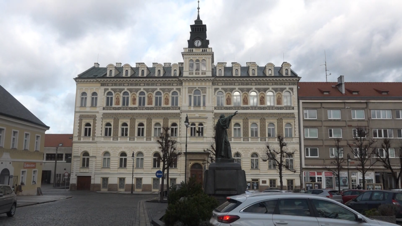 Zvrhlík se ukájel před lounskou školou, tvrdí svědci. Jen jsem si odskočil, hájí se muž