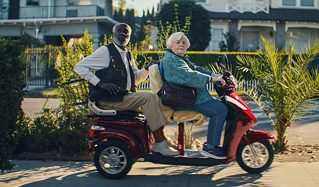 I v 95 letech zvládám kaskadérské kousky, vtipkuje herečka June Squibbová