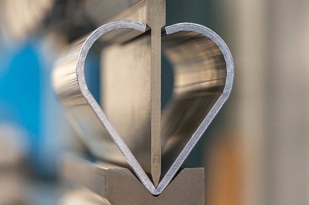 Přesné laserové řezání plechů: Jak na to, když projekt vyžaduje 8 metrů a preciznost?