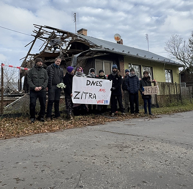 Aktivisté opět obsadili střechu v Bedřišce, dorazila zmocněnkyně pro romské menšiny