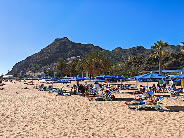 Nádherná pláž z Tenerife se chlubí nakradeným pískem ze Západní Sahary