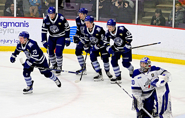 Šílený zákrok v juniorce. Hokejista přetáhl soupeře holí po hlavě, čeká na trest