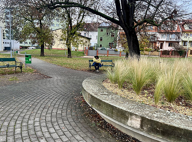 Louny kvůli potížistům odstraní lavičky, o kousek dál je zkusí nechat