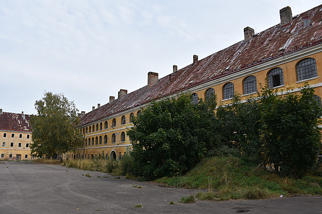 Hrozilo zřícení, záchrana kasáren v pevnosti Josefov konečně začala