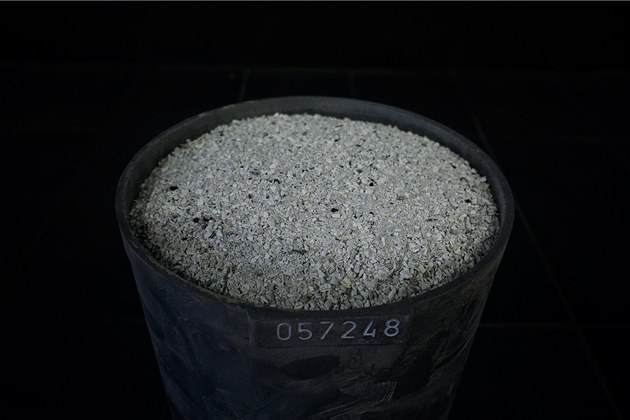 Nejlevnější rakev a rubáš. Pohřbů lidí bez příbuzných přibývá, platí je stát