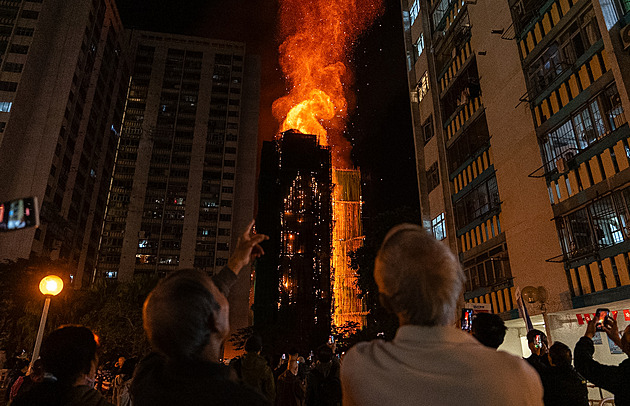 Věžáky jako pekelná past. Požár v Hongkongu je nejhorší za poslední roky