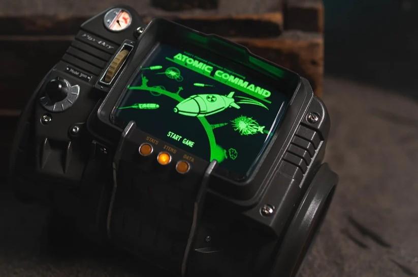 Lahůdka pro fanoušky Falloutu! Replika zápěstního počítače Pip-Boy umí detekovat záření