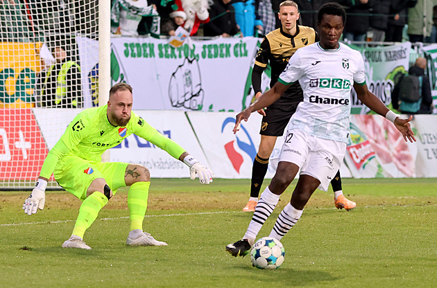 Někdy se nad komentáři lidí bavím, říká brankář Holec. Baník podle něj má sílu