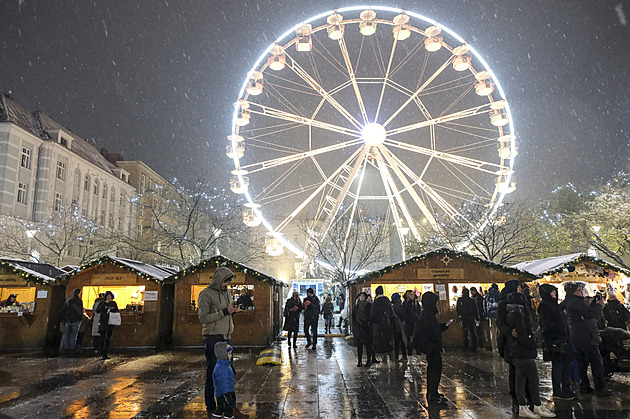 Vánoční trhy v Ostravě 2025: desítky stánků, koncerty hvězd i bruslení na náměstí