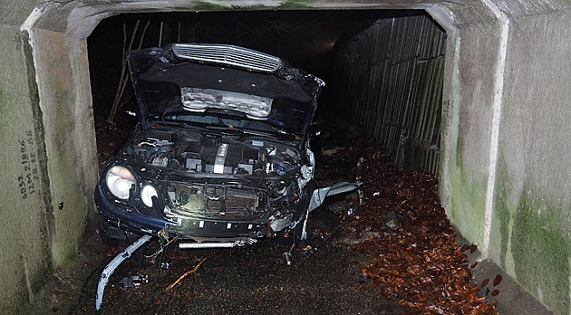 Řidič s autem vyletěl ze silnice a skončil v korytu potoka. Další šofér boural namol