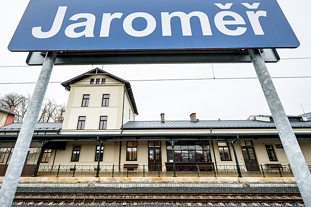 Nádraží v Jaroměři opravili, druhá kolej do České Skalice je nejistá