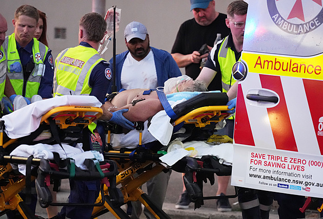 Při střelbě na pláži v Sydney zemřelo deset lidí. Konala se zde chanuka