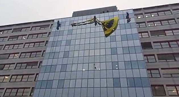 Na budovu ministerstva životního prostředí vylezli aktivisté