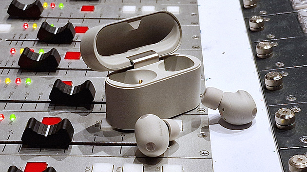 Šestnáct dní s roubíkem končí: nová sluchátka Sony nadchnou nejen zvukem