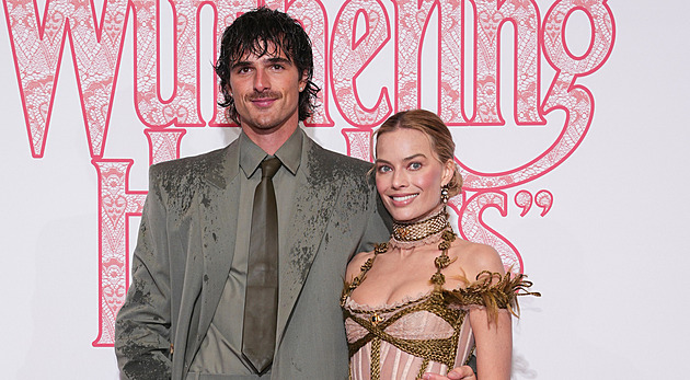 Jacob Elordi prozradil, jak s Margot Robbie natáčeli vášnivé scény v Bouřlivých výšinách