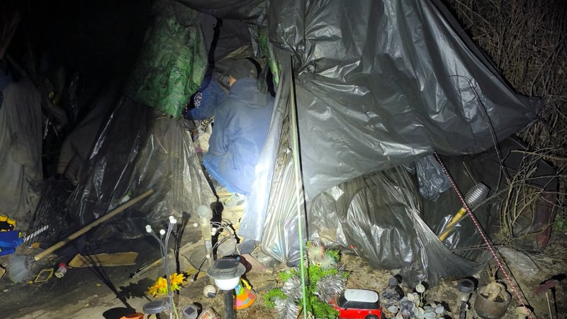 Překvapivý nález v Praze: Dvě malé děti žily s matkou ve stanu u vojenského letiště