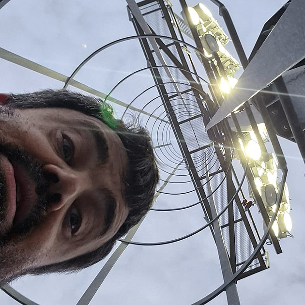 Novotný na stožáru, Ústí s pokutou za výtržnictví. Politika vedlo jako údržbáře